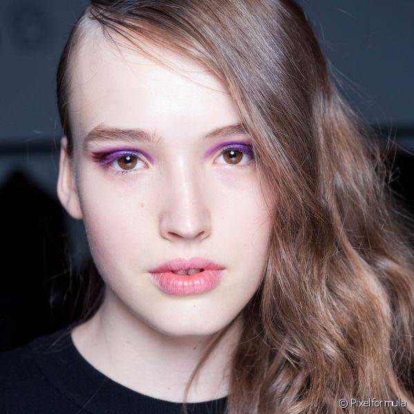 A tonalidade violeta ajuda a realçar o olhar e garantir olhos levemente mais esverdeados